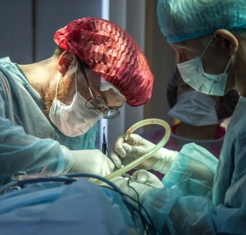 Les Robots Investissent le Bloc Opératoire : Quelles Perspectives pour la Chirurgie Moderne?